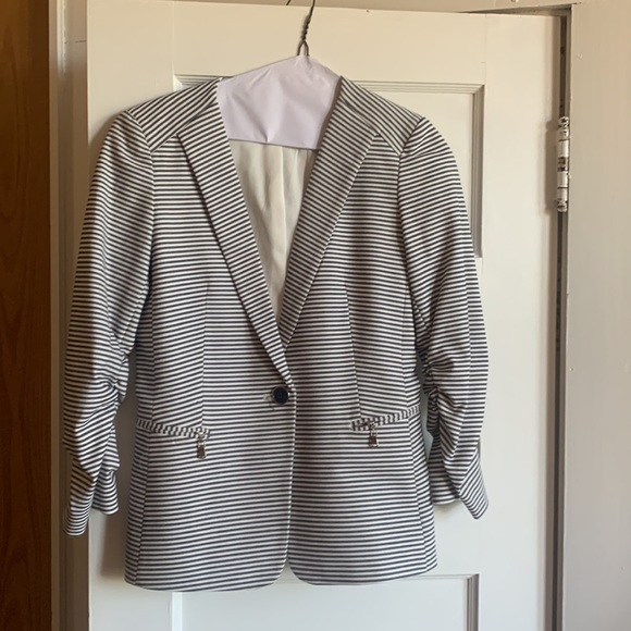 Skirt/ blazer suit set - Picture 2 of 3